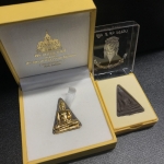 พระพุทธมหาสุวรรณปฏิมากร (หลวงพ่อทองคำ)ตราสัญลักษณ์ 80 พรรษารัชกาลที่9 วัดไตรมิตรวิทยาราม กรุงเทพฯ ปี2550(รวม2องค์)