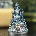 พระพุทธชินราช ภปร. 84 พรรษา ในหลวงรัชกาลที่ 9 พิมพ์เล็กขนาดหน้าตัก 1/4 นิ้ว(สูง 2.0 ซม.)เนื้อเงินชุบทองคำขาว (สภาพผิวเดิมสวย ขึ้นสีรุ้งฟ้าครามธรรมชาติสวยมาก แบบนิยม)(พระราชทานมวลสาร จิตรลดาและเส้นพระเจ้า(เส้นผม))พุทธศิลป์ทรงคุณค่าอีกหนึ่งรุ่นยอดนิยม