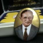 ล็อกเกตในหลวงรัชกาลที่9 ที่ระลึกครบ 25 ปี มูลนิธิศรีรัตนโกสินทร์ วัดสุทธาราม พ.ศ. 2550 พิมพ์ทรงวงรีรูปไข่เล็ก ฉากสีทอง หลังปิดแผ่นทองคำ ฝังพระยอดธง บรรจุมวลสารจิตรลดาและเกศาในหลวง ร.9 (หมายเลข 123)(นัมเบอร์สวยเลขเรียง)(นิยมหายากสุด)(1 ใน 422 องค์)