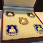 เหรียญหลวงพ่อโสธร เนื้อเงินลงยาราชาวดี ปี2539 พิมพ์เล็ก หลังตราฉลองพระราชพิธีกาญจนาภิเษกครองราชครบ 50 ปีพระบาทสมเด็จพระเจ้าอยู่หัว มาครบชุด 5 องค์