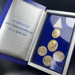 ชุดที่ระลึกครบ 84 ปี โรงพยาบาลจุฬาลงกรณ์ สภากาชาดไทย30พฤษภาคม2541(ในหลวงรัชกาลที่9เสด็จในพิธี)พระดีพิธีใหญ่มวลสารเส้นเกศาในหลวงรัชกาลที่9 ประกอบพิธีพุทธาภิเษกพร้อมกับพิธีพระกริ่งปวเศ ปี2530 วัดบวรนิเวศและวัดพระแก้ว(ชุดพระราชทานบรรจุกล่องแบบพิเศษ ตรา ภปร.)