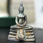 พระพุทธโสธร ภปร. รุ่นย้อนยุค สร้างพระอุโบสถ สมาคมชาวฉะเชิงเทรา จัดสร้าง ปี 2539 วโรกาสครองสิริราชสมบัติครบ 50 ปี เนื้อเงินทรายนวลขัดเงาบางส่วน(สภาพผิวเดิม ขึ้นสีรุ้งธรรมชาติ เก่าเก็บอย่าดี สวยมาก แบบนี้หายาก) พร้อมกล่องบรรจุและใบรับรองเดิม