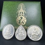 เหรียญพระแก้วมรกตหลัง ภปร ฉลองกรุงรัตนโกสินทร์ครบ 200 ปี พ.ศ.2525 เนื้อเงินกล่องบรรจุเดิมครบ3พิมพ์(บล็อกพระราชศรัธา)(ในหลวงรัชกาลที่9 เสด็จในพิธี)