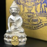 พระกริ่งสมเด็จญาณ วัดบวรนิเวศวิหาร เนื้อเงินบริสุทธิ์ 92.5% ตรากาญจนาภิเษกทองคำ(เนื้อทองคำแท้) พระราชทานแจกเมื่อ 3 ตุลาคม 2538 จัดสร้างในวโรกาส สมเด็จพระญาณสังวร สมเด็จพระสังฆราช ฉลองพระชนมายุครบ 82 พรรษา และฉลองครองราชสมบัติครบ 50 ปี รัชกาลที่ 9 (หายาก)