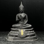 พระพุทธนรเทพศาสดา ทิพยนคราภิมงคลสถิต วัดไทยลอสแองเจลิส สหรัฐอเมริกา ฐาน ภปร. ปี 2522 หน้าตัก 5 นิ้ว เนื้อโลหะรมดำ (อีกหนึ่งพระพุทธ ชุด ภปร.ที่พบเจอและหายาก)ในหลวงรัชกาลที่ 9 เสด็จเททองหมายเลข 225(ผลรวมได้ 9 เลขมหามงคลเจริญก้าวหน้าในทุกด้าน) 1 ใน 2523 องค์