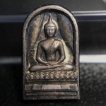 พระปรกใบมะขาม พระพุทธสิหิงค์ ภปร ธรรมศาสตร์ 50ปี เนื้อเงิน(ในหลวงรัชกาลที่9 เสด็จเททอง)(พระปรกใบมะขาม ภปร. รุ่นแรก)หายาก