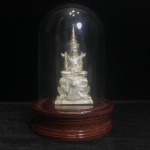 พระแก้วมรกต ภปร. ปี2547 จัดสร้างโดย รพ.ภูมิพลฯ เนื้อเงิน ลอยองค์ หน้าตัก 2 นิ้ว ครอบแก้วเดิม องค์พระซีนเดิมสวยคงสภาพเดิม(1ใน3000องค์)