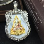 พระพุทธชินราช ภปร. โครงการ "เพราะแผ่นดินนี้ คือ แผ่นดินเกิด" ปี2548(รุ่นแรก) เหรียญทรงเสมา ขนาด 21 x 29 มม.เนื้อเงินสามกษัตริย์ องค์พระชุบสามกษัตริย์ ล้อมด้วยกรอบเงินชุบทองคำขาวสลักเสลาเป็นลวดลายละเอียดอ่อน ส่วนพื้นองค์พระเป็นเปลือกหอยมุขงดงาม