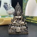 พระพุทธชินราช(จำลอง) ภปร. 84 พรรษา ปี 2554 เนื้อบรอนซ์รมดำซาติน พิมพ์กลางขนาดหน้าตัก 1/2 นิ้ว(พระราชทานมวลสาร จิตรลดาและเส้นพระเจ้า(เส้นผม)รัชกาลที่9)พุทธศิลป์ทรงคุณค่าอีกหนึ่งรุ่นยอดนิยม