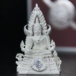 พระพุทธชินราช รุ่น ประวัติศาสตร์ มูลนิธิเพื่อตำรวจไทยจัดสร้าง ปี 2562 เนื้อเงินขัดเงา พิมพ์พระพุทธชินราช ลอยองค์ แบบจิวเวอร์รี่(ขนาดสูง 3.5 ซม.) (สภาพ สวย ซีนซองเดิม กล่องบบรรจุเดิมครบสมบูรณ์)