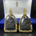 พระคู่ชุดของขวัญ พระหลวงปู่ทวด ภปร.ปี2547 ทรงกลีบบัวและกลีบขนุน(พิมพ์เตารีดและพิมพ์พระรอด)(ชนวนเก่า)เนื้อว่านด้านหลังมี ภปร. เป็นโลหะผสมสูง 3.3ซม.พิธีใหญ่ มวลสารดี ปลุกเสกวัดพระแก้ว(พร้อมกล่องบรรจุเดิม งานเลี่ยมกรอบเดิมจากผู้จัดสร้างห่อหุ้มด้วยทองนพเกล้า)