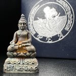 พระกริ่งไพรีพินาศ วัดบวรนิเวศวิหาร ปี2538 การไฟฟ้าส่วนภูมิภาคจัดสร้าง เนื้อเงิน(สภาพผิวเดิม ขึ้นสีรุ้งธรรมชาติ สวยแบบนิยม)พร้อมกล่องบรรจุเดิม หมายเลข ๖๓๘๔