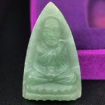 หลวงปู่ทวดหยก วัดพะโคะ จ.สงขลา ปี 2543 เนื้อหยก พิมพ์ใหญ่ ขนาด 3.5 x 2.2 ซม. ด้านหลังแผ่นโค๊ตทองคำ สร้างโดยสมาคมชาวเพชรบุรี “สมเด็จเจ้าพะโคะหลวงปู่ทวดเหยียบน้ำทะเลจืด” ครั้งแรกแห่งประวัติศาสตร์(สวยงามเป็นของล้ำค่าหายากมาก)สภาพสวยสมบูรณ์