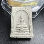 พระพุทธปฏิมาสุวรรณภูมิสิริโชค ภปร. การบินไทยจัดสร้างขึ้น เนื่องในวโรกาสฉลองสิริราชสมบัติครบ60ปี พุทธศักราช 2549 พระผงมวลสารพระราชทานผงจิตรลดา พระเกศา จีวร และว่าน 108ชนิด พิธีปลุกเสกวัดพระศรีรัตนศาสดาราม(วัดพระแก้ว)สวยๆพร้อมกล่องบรรจุครบ พิธีใหญ่ มวลสารดี