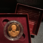 เหรียญที่ระลึกพระบาทสมเด็จพระเจ้าอยู่หัว 75 พรรษา ภปร ปี2545 เนื้อทองแดงขัดเงา