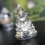 พระพุทธชินราช(จำลอง) ภปร. 84 พรรษา เนื้อเงินชุบทองคำขาว พิมพ์เล็กขนาดหน้าตัก 1/4 นิ้ว (สภาพผิวเดิมสวยงาม)