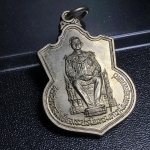 เหรียญพระบาทสมเด็จพระเจ้าอยู่หัว รัชกาลที่9 ประทับนั่งบัลลังก์ กระทรวงมหาดไทยจัดสร้าง ปี2539 เนื้ออัลปาก้า(บล็อกนิยม)สวยคมชัดผิวน้ำทอง