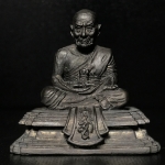 รูปหล่อพระหลวงพ่อทวด สก. ขนาดตั้งบูชาหน้ารถ วัดห้วยมงคล ปี 2546(รุ่น2) สร้างจากเนื้อโลหะที่ตัดชนวนจากส่วนของเศียรหลวงพ่อทวดองค์ใหญ่(คุ้มครองปลอดภัย แคล้วคลาด พิธีใหญ่ มวสสารดี)1 ใน 2500 องค์