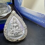 เหรียญพระพุทธชินราช ภปร. โครงการ เพราะแผ่นดินนี้คือแผ่นดินเกิด ปี 2551 รูปหยดน้ำ เนื้อเงินชุบทองคำขาว(ล้อมด้วยกรอบเงินชุบทองคำขาวสลักเสลาเป็นลวดลายละเอียดอ่อน ส่วนพื้นองค์พระเป็นเปลือกหอยมุขสวยงดงาม )(ขนาด 21 x 29 มม.) (สวยงามหายาก)1ใน5000องค์