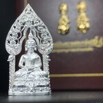 พระนิรันตรายสองกษัตริย์ มหาพุทธานุภาพแห่งแผ่นดิน ปี2552 "พระผู้ปกป้องคุ้มครองจากภัยอันตรายทั้งปวง"พระกริ่งเนื้อเงิน หน้าตัก 1/2 นิ้ว พร้อมกล่องบรรจุเดิมครบชุด(1 ใน 9999 องค์)