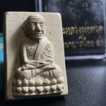 หลวงพ่อทวด รุ่น สก. วัดห้วยมงคล พิมพ์สี่เหลี่ยมใหญ่กรรมการสามโค๊ต(ตอกเลข) เนื้อขาวผสมผงเก่าบางขุนพรหม รุ่น2(1ใน9999องค์)