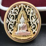 พระพุทธชินราช รุ่น ประวัติศาสตร์ มูลนิธิเพื่อตำรวจไทยจัดสร้าง ปี 2562 เนื้อเงินชุบสามกษัตริย์ขัดเงา พิมพ์เหรียญรูปไข่ฉลุลายไทย พิมพ์ใหญ่ พระพุทธชินราช แบบจิวเวอร์รี่(ขนาดสูง 2.9 ซม.)(สภาพสวยซีนซองเดิม กล่องบรรจุเดิมครบสมบูรณ์)(เลขเรียงสวย องค์หมายเลข 123)