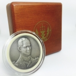 เหรียญในหลวง ที่ระลึกเปิดศาลรัฐธรรมนูญ จัดสร้างปี 2543 เนื้อเงินรมดำพร้องกล่องไม้บรรจุเดิมสวยงาม