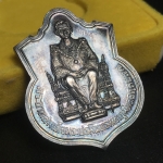 เหรียญพระบาทสมเด็จพระเจ้าอยู่หัว รัชกาลที่9ประทับนั่งบัลลังก์ กระทรวงมหาดไทยจัดสร้าง ปี2539 เนื้อเงินกล่องบรรจุเดิมสภาพสวย เนื้อเงินผิวเดิมขึ้นสีรุ้งธรรมชาติ แบบนิยม หายาก