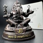 พระพิฆเนศวร รุ่น 108 ปี แห่งการสถาปนากรมศิลปากร ปี 2562 ขนาดบูชาหน้าตัก 1.5 นิ้ว เนื้อทองเหลืองรมดำ (พิธีใหญ่ มวลสารดี)(เลขนัมเบอร์ 1543)1 ใน 1999 องค์