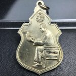 เหรียญครอบครูช่างหลวง(ในหลวงทรงดนตรี) เนื้ออัลปาก้า ปี 2550(หายาก)สุดยอดแห่งความหายากมีหมุนเวียนให้เห็นน้อยมากเป็นอีกหนึ่งรุ่นยอดนิยมของเสด็จพ่อร.9เหรียญนี้สวยมากผิวน้ำทองทั่วทั้งเหรียญ