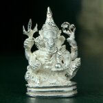 พระพิฆเนศ เทวสถานโบสถ์พราหมณ์ ปี 2539 รูปหล่อลอยองค์เนื้อเงิน 99.9% (พ่นทรายขัดเงาบางส่วน) พิมพ์เล็ก(ขนาดประมาณ 1.3 * 0.8 ซม.) พร้อมกล่องบรรจุเดิมครบ ผลิตโดย บ.แพรนด้า จิวเวลรี่(สภาพสวยเดิม พิธีใหญ่ พุทธศิลป์งดงาม)