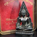 พระพุทธชินราชอินโดจีนมหาจักรพรรดิ อนุสรณ์ 100 ปี พิษณุโลกพิทยาคม (โรงเรียนชาย) พิธีจักรพรรดิมหาพุทธาภิเษก ปี 2542 เนื้อนวโลหะ(เต็มสูตรแก่ทองคำ) พิธีใหญ่มวลสารดีเกจิอาจารย์ยอดนิยมร่วมปลุกเสก*** ตอกโค้ดและหมายเลข*** 1 ใน 999 องค์ ยอดนิยมหายาก