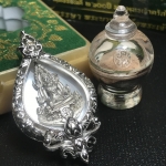 พระพุทธชินราช(จำลอง) ภปร. 84 พรรษา ทรงหยดน้ำ เนื้อเงินชุบทองคำขาว ขนาด 20*36 มม. (พระราชทานมวลสาร จิตรลดาและเส้นพระเจ้า(เส้นผม)รัชกาลที่9)งดงาม ทรงคุณค่า หายาก