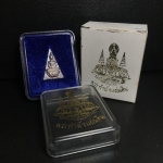 พระกำลังแผ่นดิน (สมเด็จจิตรลดา2) จัดสร้างเฉลิมพระเกียรติ ร.9 ครองราชย์ 50 ปี 2539 เนื้อเงิน(ผิวเดิมขึ้นสีรุ้งสวยมาก)(สร้างน้อยหายาก)พร้อมกล่องบรรจุเดิมครบสมบูรณ์ยุคแรก(1ใน2539องค์)