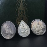 เหรียญพระแก้วมรกตหลัง ภปร ฉลองกรุงรัตนโกสินทร์ครบ 200 ปี พ.ศ.2525 เนื้อเงินกล่องบรรจุเดิมครบ3พิมพ์(บล็อกพระราชศรัธา)(ในหลวงรัชกาลที่9 เสด็จในพิธี)