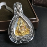 พระพุทธชินราช ภปร. โครงการ "เพราะแผ่นดินนี้ คือ แผ่นดินเกิด" ปี2548(รุ่นแรก) เหรียญทรงใบโพธิ์ ขนาด 21 x 29 มม. เนื้อเงินสามกษัตริย์