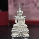 พระแก้วมรกต ภปร.(รุ่นแรก) ปี2545 จัดสร้างในมหาวโรกาส พระบาทสมเด็จพระเจ้าอยู่หัวรัชกาลที่ 9 ครบรอบ 75 พรรษา และฉลองกรุงรัตนโกสินทร์ครบ 220 ปี พิมพ์ลอยองค์ใหญ่ เนื้อเงินบริสุทธิ์ 92.5% ขนาด 19*35 มม. พร้อมกล่องบรรจุเดิม สวยครบสมบูรณ์(องค์หมายเลข ๔๔๗๕)