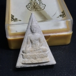 พระสมเด็จจิตรลดา "รุ่น2" (พระพุทธนวราชบพิตรฯ) ภปร. วัดบวรนิเวศวิหาร กรุงเทพฯ ปี 2529 (พิธีกริ่งปวเรศ2)กล่องเดิม (กล่องยุคแรก ภปร) มวลสารสำคัญคือผงจิตรลดาและเส้นพระเจ้า(เส้นพระเกศาในหลวง)