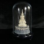 พระแก้วมรกต ภปร.(รุ่นแรก) ปี2545 รุ่นฉลองกรุงรัตนโกสินทร์ครบ 220 ปี หล่อลอยองค์ เนื้อเงินบริสุทธิ์99.9% ขนาดบูชา 50*90 มม. พร้อมฐานวางครอบแก้วเดิม(สวยงามและหายากมาก)(1ใน3000องค์)