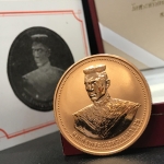 เหรียญสมเด็จพระนเรศวรมหาราช-พระพุทธชินราช รุ่นกองทุนสร้างอาคารเรียนวิทยาลัยสงฆ์ วัดพระศรีรัตนมหาธาตุ ปี 2536 เนื้อทองแดงขัดเงากล่องเดิมใบรับรองพร้อมสวยงาม