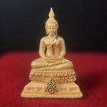 พระชัยวัฒน์พุทธสิหิงค์ ภปร. รุ่นสร้างหอพระธรรมศาสตร์ ปี2542 เนื้อทองคำ(5.9 กรัม) มหาพิธี 3วาระอันยิ่งใหญ่(1ใน5000องค์)