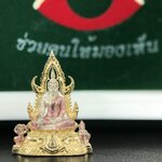 พระพุทธชินราช ภปร. ในวโรกาสพระราชพิธีมหามงคล เฉลิมพระชนมายุ6รอบ 5ธันวาคม2542 มูลนิธิพิทักษ์ดวงตาประชาชน จัดสร้าง เนื้อเงินบริสุทธิ์ 99.9% แบบสามกษัตริย์ขัดเงาบางส่วน พิมพ์กลาง ขนาดสูง 2.4 ซม. พร้อมกล่องบรรจุเดิม