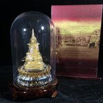 พระแก้วมรกต ภปร.(รุ่นแรก) ปี2545 รุ่นฉลองกรุงรัตนโกสินทร์ครบ 220 ปี หล่อลอยองค์ เนื้อทองคำบริสุทธิ์99.99% ขนาดบูชา 50*90 มม. พร้อมฐานวางครอบแก้วเดิมกล่องบรรจุเดิมครบสมบูรณ์(สวยงามและหายากมาก)(1ใน1000องค์)