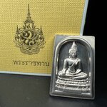 พระพุทธชินสีห์ หลังตรา ปรมาภิไธยย่อ ภปร. ในวโรกาสเฉลิมพระชมพรรษาในหลวงรัชกาลที่9 ครบ 7 รอบ และ ที่ระลึกสมโภชวัดบวรนิเวศวิหารครบ 175 ปี พ.ศ.2554 เหรียญเนื้อเงิน พิมพ์ใหญ่ ขนาดสูง 3.8 ซม. พร้อมกล่องบรรจุเดิมพระราชทาน(1 ใน 1585 เหรียญ)หายาก