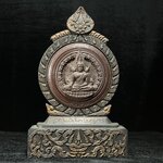 แผ่นโล่พระพิมพ์พระพุทธชินราชขนาดบูชา(กรรมการ) จำลองในแบบคล้ายนวโลหะเนื้อรีจิท พร้อมฐานโลหะกรอบซุ้มลายกนก ขนาดบูชาสูง13*8.5 นิ้ว วัตถุมงคลคุ้มเกล้าฯ มหามงคล รัชกาลที่ 9 จัดสร้างปี 2527 พิธีใหญ่ ยอดนิยมหายาก(พบเจอน้อยมาก)