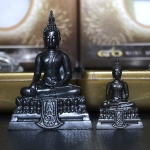 พระพุทธรูปคุ้มเกล้า ภปร. มหามงคล 80พรรษา “รุ่นเย็นศิระเพราะพระบริบาล 80พรรษา มหากษัตริย์คู่แผ่นดินสยาม” เนื้อนวโลหะรมดำ (พิมพ์ใหญ่ ขนาด 18*35 มม.+พิมพ์เล็ก ขนาด 10*21 มม.)