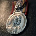 เหรียญที่ระลึกประดับแพรแถบ เหรียญที่ระลึกในการเสด็จพระราชดำเนินเยือนสหรัฐอเมริกาและทวีปยุโรป พิมพ์ใหญ่เนื้อเงิน(แบบบุรุษ)