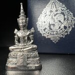 พระแก้วมรกต กรมสรรพสามิตจัดสร้างขึ้นเนื่องในโอกาสครบรอบ 64 ปีของกรมสรรพสามิต และเนื่องในวโรกาสที่พระบาทสมเด็จพระเจ้าอยู่หัวทรงครองราชย์ครบ 50 ปีในปีกาญจนาภิเษก เมื่อ พ.ศ.2539 เนื้อเงินรมดำขัดเงาพร้อมกล่องบรรจุเดิม