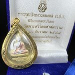 เหรียญพระพุทธสิงหธรรมมงคล ภปร. ปี 2547 ทรงหยดน้ำ ด้านหลังมี ภ.ป.ร. (ชนวนเก่า)เนื้อโลหะผสม ชุบทองสามกษัตริย์ สูง 3.3ซม.พิธีใหญ่ มวลสารดี ปลุกเสกวัดพระแก้ว(งานเลี่ยมกรอบเดิมจากผู้จัดสร้างห่อหุ้มด้วยทองนพเกล้า)