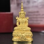 พระแก้วมรกต ภปร.(รุ่นแรก) ปี2545 รุ่นฉลองกรุงรัตนโกสินทร์ครบ 220 ปี พิมพ์ลอยองค์ใหญ่ เนื้อทองคำบริสุทธิ์ 96.5%(15.2 กรัม) ขนาด 19*35 มม.ครบสมบูรณ์(องค์หมายเลข ๓๓)(เลขคู่สวย)สุดยอดมงคลแผ่นดินที่ควรเก็บรักษา บูชาเป็นมงคลชีวิต(สวยงามและหายากมาก)(1ใน1000องค์)